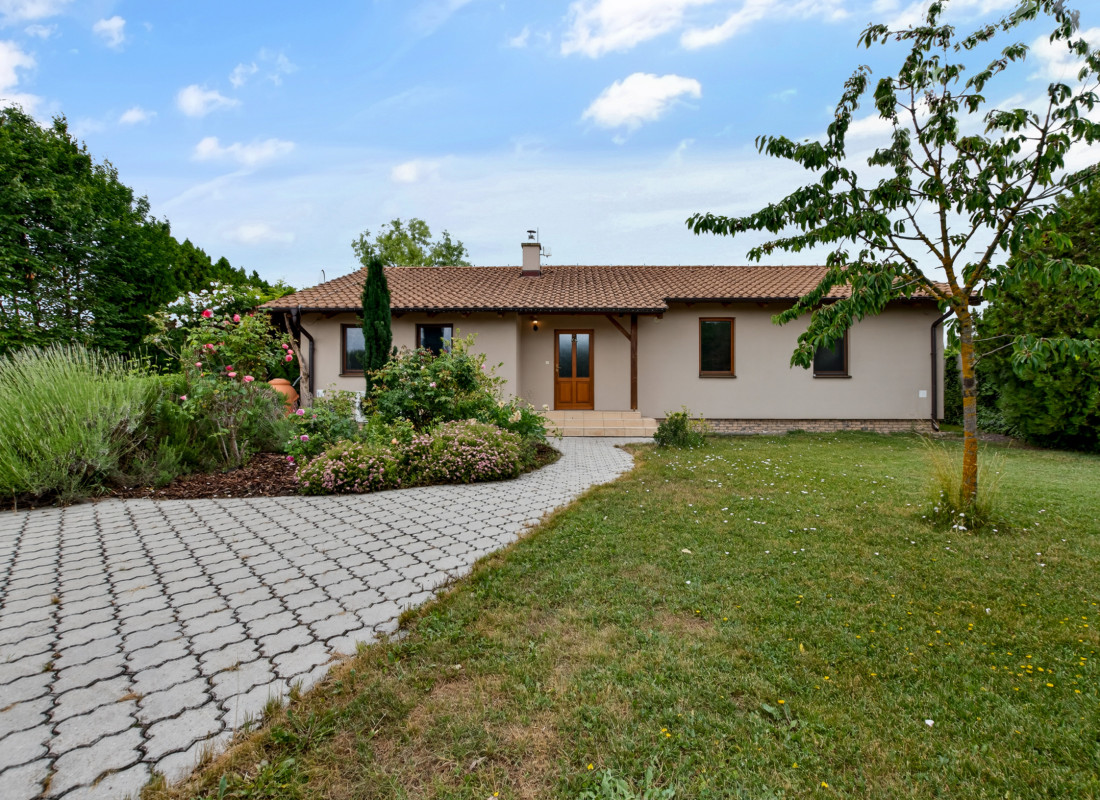 Rodinný bungalov s veľkým pozemkom 1 893 m², terasou a súkromím – Trstená na Ostrove